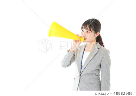 叫ぶ若いビジネスウーマン 48982989