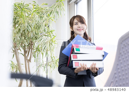 ビジネス ファイルを持つ女性 ビジネス ファイルを持つ女性 48983140