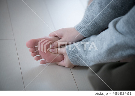 足つぼマッサージをする日本人女性の足もと 足つぼマッサージをする日本人女性の足もと 48983431