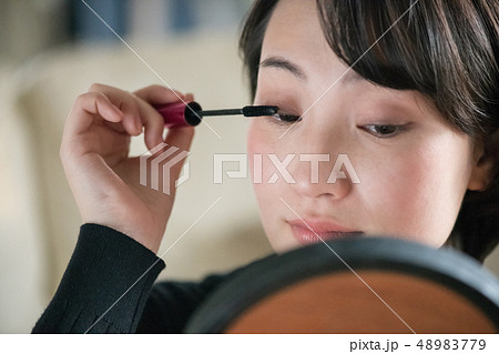 マスカラを塗る若い日本人女性 メイク ビューティー マスカラを塗る若い日本人女性 メイク ビューティー 48983779