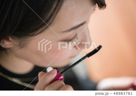 マスカラを塗る若い日本人女性 マスカラを塗る若い日本人女性 48983781