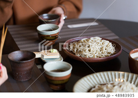 蕎麦屋　テーブル 48983935