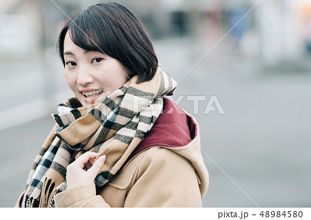 マフラーをした若い日本人女性 冬 コート マフラーをした若い日本人女性 冬 コート 48984580