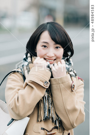 ダッフルコートを着た若い日本人女性　マフラー 冬 48984583