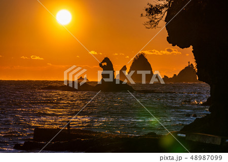(静岡県)西伊豆・大田子海岸の夕陽 (静岡県)西伊豆・大田子海岸の夕陽 48987099
