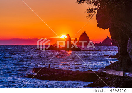 (静岡県)西伊豆・大田子海岸の夕陽 (静岡県)西伊豆・大田子海岸の夕陽 48987104