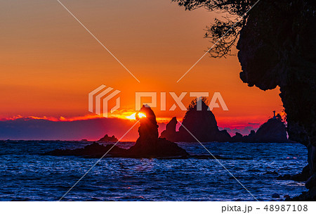 (静岡県)西伊豆・大田子海岸の夕陽 (静岡県)西伊豆・大田子海岸の夕陽 48987108