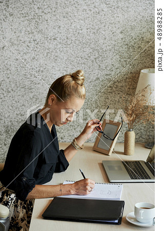 Business lady writing down ideas 48988285