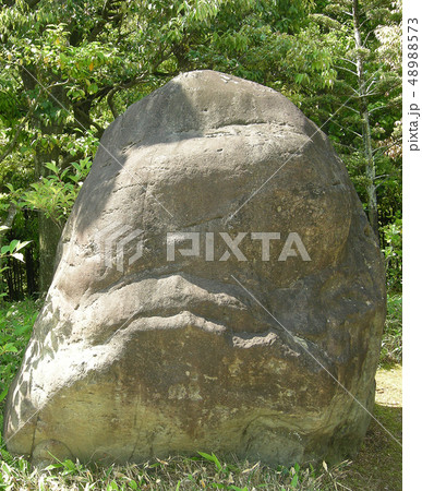 不機嫌な表情の人面岩 不機嫌な表情の人面岩 48988573