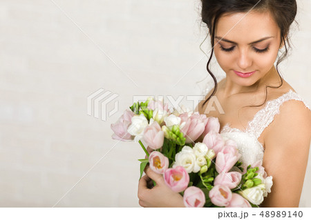 Portrait of beautiful bride with wedding bouquet 48989140