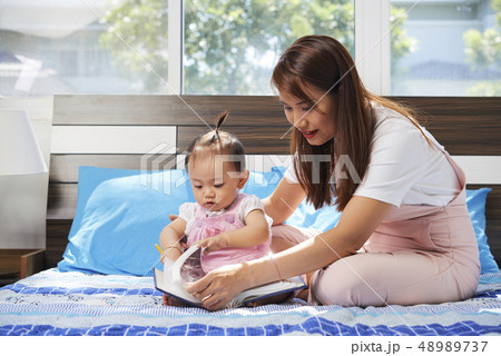 Mother spending time with daughter 48989737
