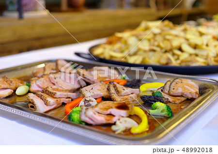 ビュッフェ 肉料理 48992018