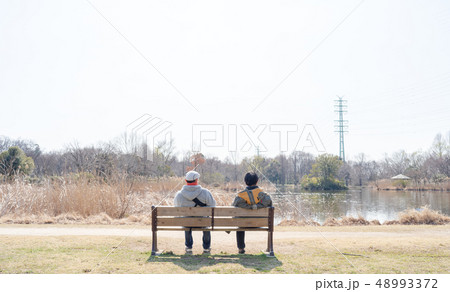 ベンチに座る二人の男性の写真素材