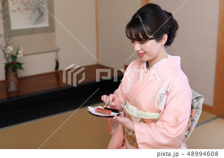 和菓子を頂く 48994608