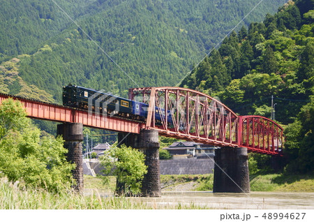 雄大な山々と清澄の川辺を走る観光列車「かわせみ やませみ」 48994627