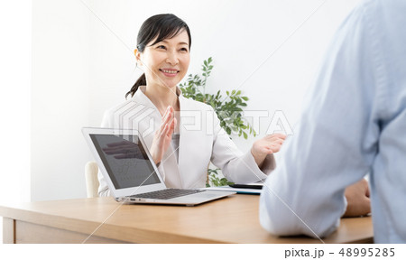 コンサルタント 48995285