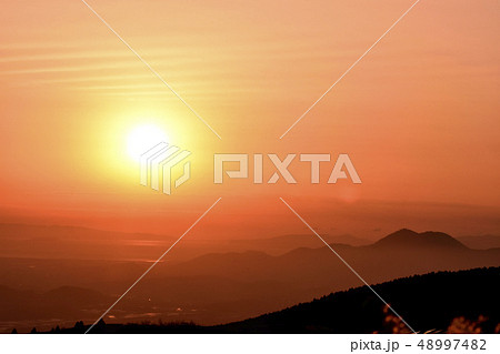 阿蘇 ミルクロード339号線 からの天草・有明海・長崎県普賢岳の夕焼け風景Aso 阿蘇 ミルクロード339号線 からの天草・有明海・長崎県普賢岳の夕焼け風景Aso 48997482