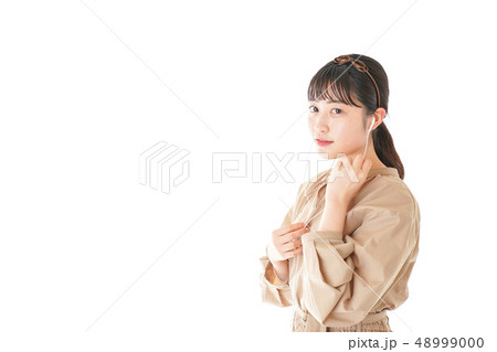 イアフォンで音楽を聞く若い女性 48999000