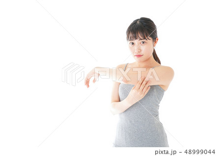 ダイエットをする若い女性 ダイエットをする若い女性 48999044