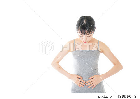ダイエットをする若い女性 48999048
