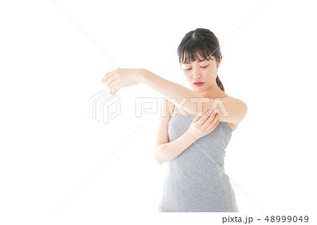ダイエットをする若い女性 ダイエットをする若い女性 48999049