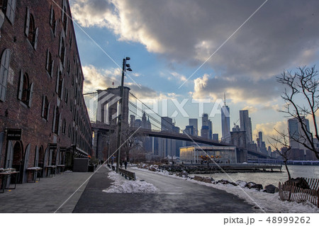 ニューヨークの摩天楼とブルックリン橋 48999262