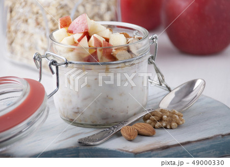 Bircher Muesli with nuts and apples 49000330
