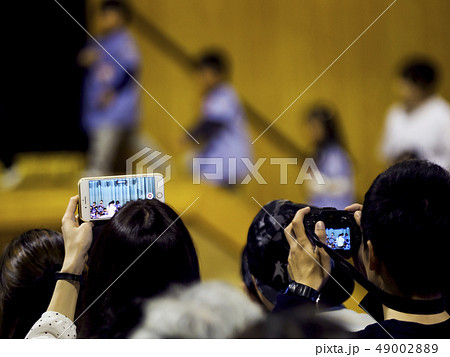 学習発表会を見る保護者たちの後ろ姿2 49002889