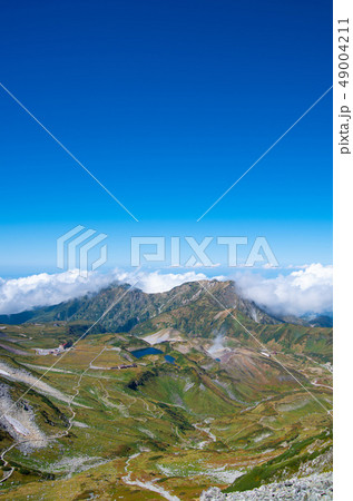 立山雄山への登山道から室堂平を見下ろした風景 室堂ターミナル ミクリガ池 地獄谷 雷鳥沢方面 立山雄山への登山道から室堂平を見下ろした風景 室堂ターミナル ミクリガ池 地獄谷 雷鳥沢方面 49004211
