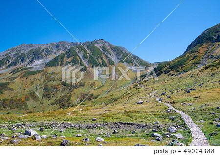 立山室堂平から一ノ越へ至る登山道 立山室堂平から一ノ越へ至る登山道 49004388
