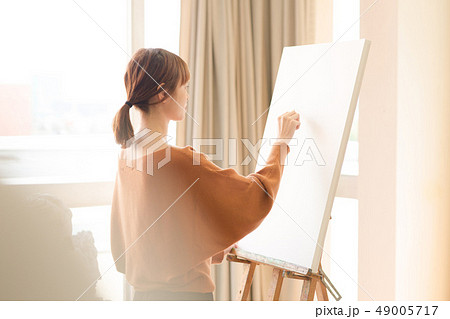 美術アトリエ　人物画　デッサン 49005717