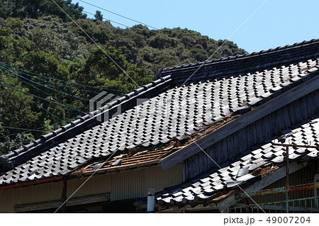 台風の被害 屋根瓦 49007204