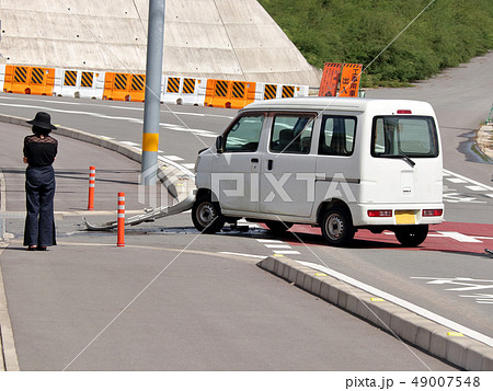車　事故　傷　へこみ 49007548