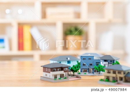 家  住宅ローン  不動産イメージ　ミニチュア　模型　家 49007984