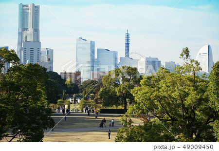 横浜の山下公園と高層ビル 49009450