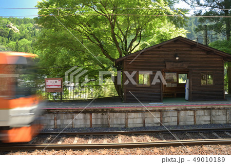 叡電二ノ瀬駅と入選するきらら号 49010189