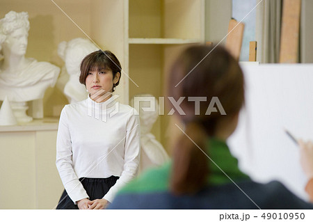 美術アトリエ　人物画　デッサン 49010950
