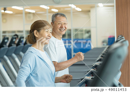 シニア夫婦 スポーツクラブイメージ 49011453