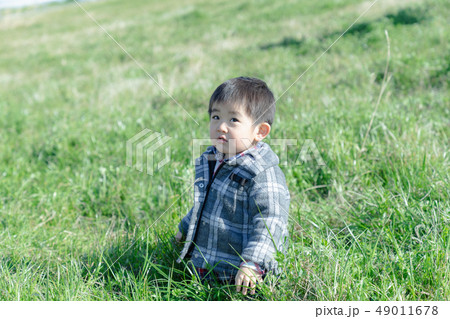風の声に耳をすます3歳児 風の声に耳をすます3歳児 49011678