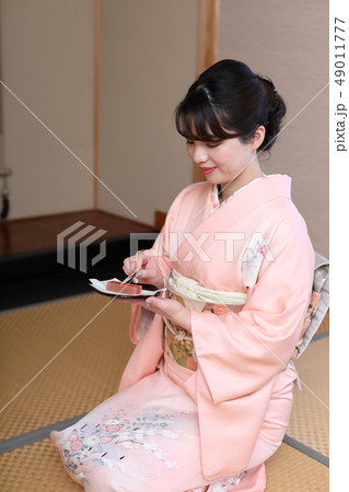和菓子を頂く 49011777
