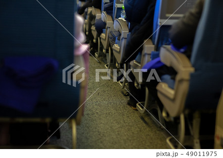 飛行機　満員　座席　エコノミークラス　ビジネスクラス　通路　非常口　墜落　事故　ボーイング　エアバス 49011975