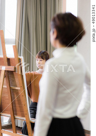 美術アトリエ 人物画 デッサンの写真素材 美術アトリエ 人物画 デッサンの写真素材