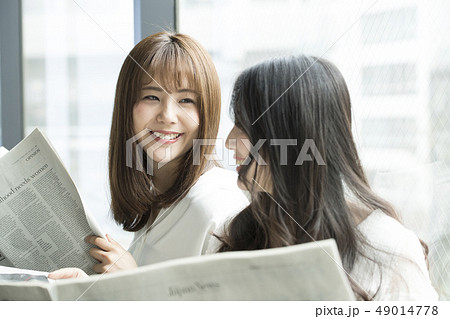 窓辺で新聞を読む女性二人 49014778