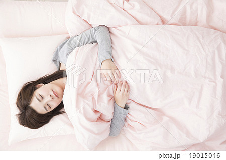 眠る女性 眠る女性 49015046