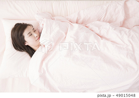 眠る女性 眠る女性 49015048