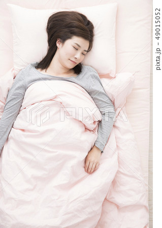 眠る女性 眠る女性 49015052
