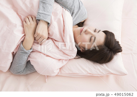眠る女性 49015062