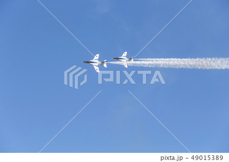 ブルーインパルスの展示飛行（ダブルナイフエッジ） 49015389