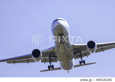 着陸する飛行機  ボーイング767-300 49016285