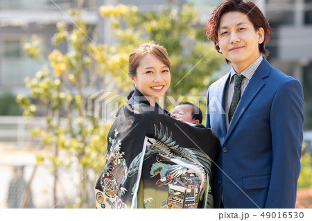 お宮参り　赤ちゃん　家族　育児　子育て　行事　お祝い 49016530